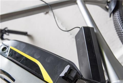 Ein Dieb hat in Bremen zwei Akkus von E-Bikes gestohlen, fotografiert und im Internet zum Verkauf angeboten. Dumm nur, dass er auch die Seriennummer auf den Akkus fotografierte.