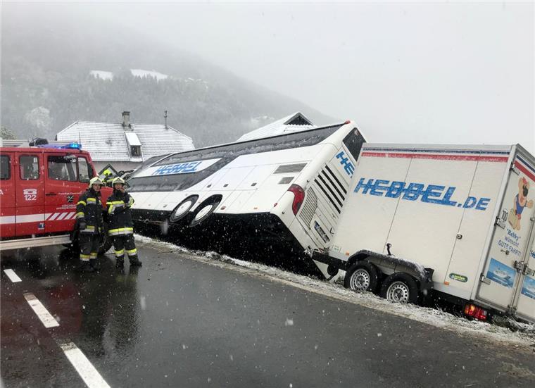 Doppeldecker-Bus mit 70 Menschen schlittert in Österreich gegen Haus Ein Doppeldecker-Bus liegt nach einem Unfall in Kärnten auf der Seite. Der Bus mit mehr als 70 Passagieren an Bord war von der Straße abgekommen und seitlich gegen ein Haus geschlittert.