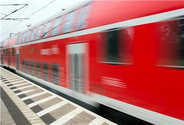 Ein doppelstöckiger Regionalzug der Deutschen Bahn fährt durch einen Bahnhof (Symbolbild)