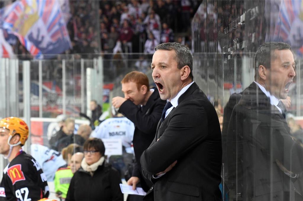 Ein doppelter Trainer im Spiegelbild: Thomas Popiesch lautstark.