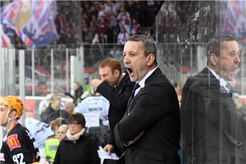 Ein doppelter Trainer im Spiegelbild: Thomas Popiesch lautstark.