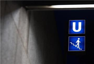 Ein Schild mit dem Piktogramm der U-Bahn steht an einer Haltestelle. In München stehen am Donnerstag und Freitag große Teile des öffentlichen Nahverkehrs still. 