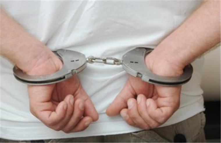 Ein dritter Tatverdächtiger sitzt nach der Auseinandersetzung in Lehe in Haft. Ihm wird Widerstand gegen Vollstreckungsbeamte in Tateinheit mit gefährlicher Körperverletzung vorgeworfen.