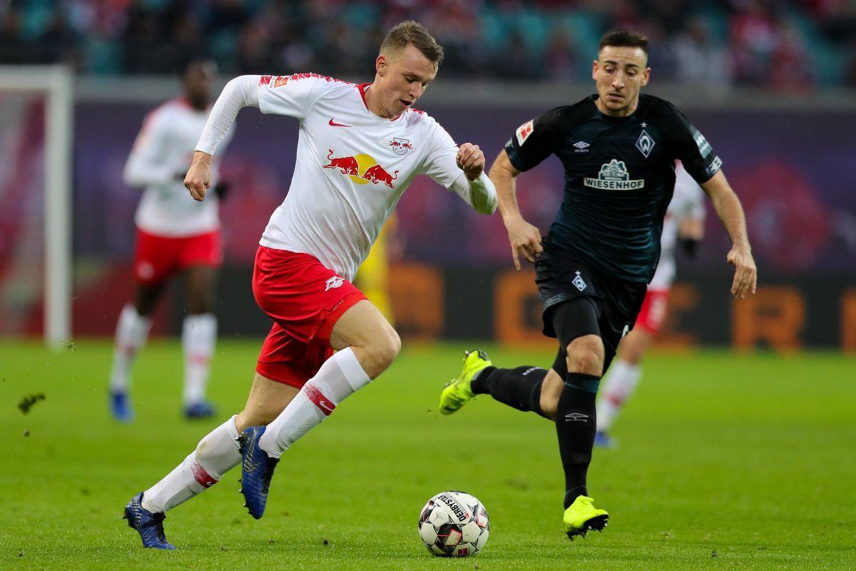 Ein Duell auf Augenhöhe: Bremens Kevin Möhwald  (rechts) gegen Leipzigs Lukas Klostermann.
