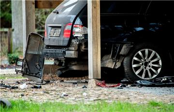 Ein durch eine Explosion beschädigtes Auto steht in einem Unterstand auf einem Grundstück im Ortsteil Sieverdingen. Das Fahrzeug auf dem Anwesen der Walsroder Bürgermeisterin war am 22. Dezember 2019 explodiert. 