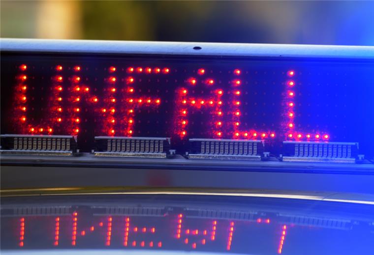 Wulsdorf: Ein Verletzter nach Unfall auf der B71 Bayern, Günzburg. Auf einem Polizeifahrzeug warnt auf der Autobahn A8 eine Leuchtschrift vor einer Unfallstelle.