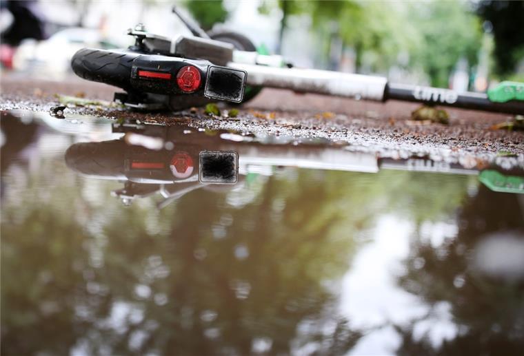Rotenburg: Mann fällt angeschickert vom E-Scooter Ein E-Scooter liegt auf einem Fußweg. In Rotenburg ist ein Mann mit einem solchen Gefährt gestürzt, weil er alkoholisiert war.