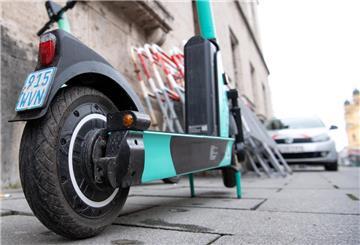 Ein E-Scooter steht auf einem Gehweg. 