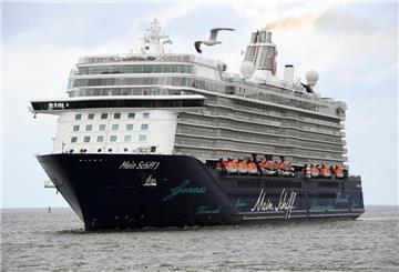 Ein echter Hingucker: Die „Mein Schiff 3“ macht in der Seestadt fest.