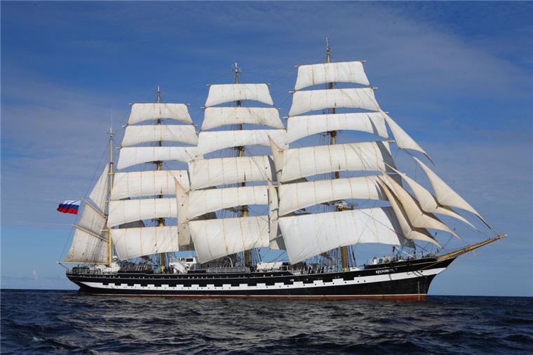 Ein Segelschiff auf dem Meer.