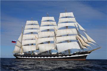 Ein Segelschiff auf dem Meer.