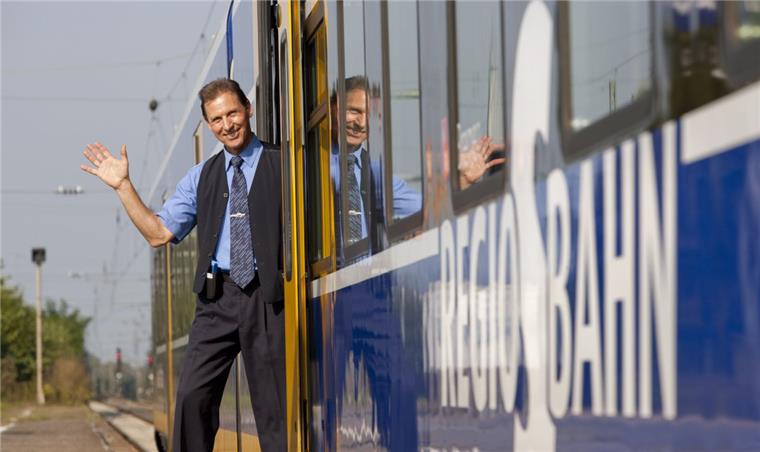 Ein echter Profi mit dem Herz am rechten Fleck: Kundenbetreuer Ronald Kwapinski von der Nord-West-Bahn hat die Auszeichnung „Eisenbahner mit Herz“ in Bronze verliehen bekkommen. 
