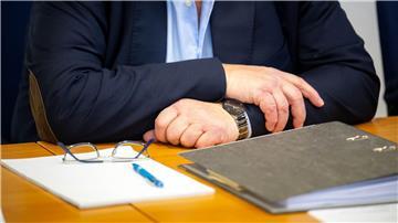 Sechs Jahre Haft für Ex-Manager des Steinhoff-Konzerns Ein ehemaliger Manager des Möbelkonzerns Steinhoff sitzt im Gerichtssaal vom Landgericht Oldenburg.