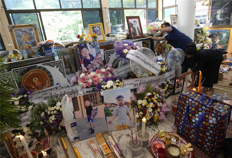 Angehörige der Opfer eines Massenmordes sammeln Bilder und Andenken vor einer buddhistischen Zeremonie im Tempel Wat Rat Samakee in der ländlichen Stadt Uthai Sawan im Nordosten Thailands.