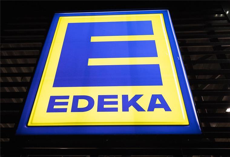 Ein Logo weist auf ein Einkaufcenter des Lebensmittelhändlers Edeka hin. Ein unscheinbares Schild von Edeka hat auf Reddit für Diskussionen gesorgt.