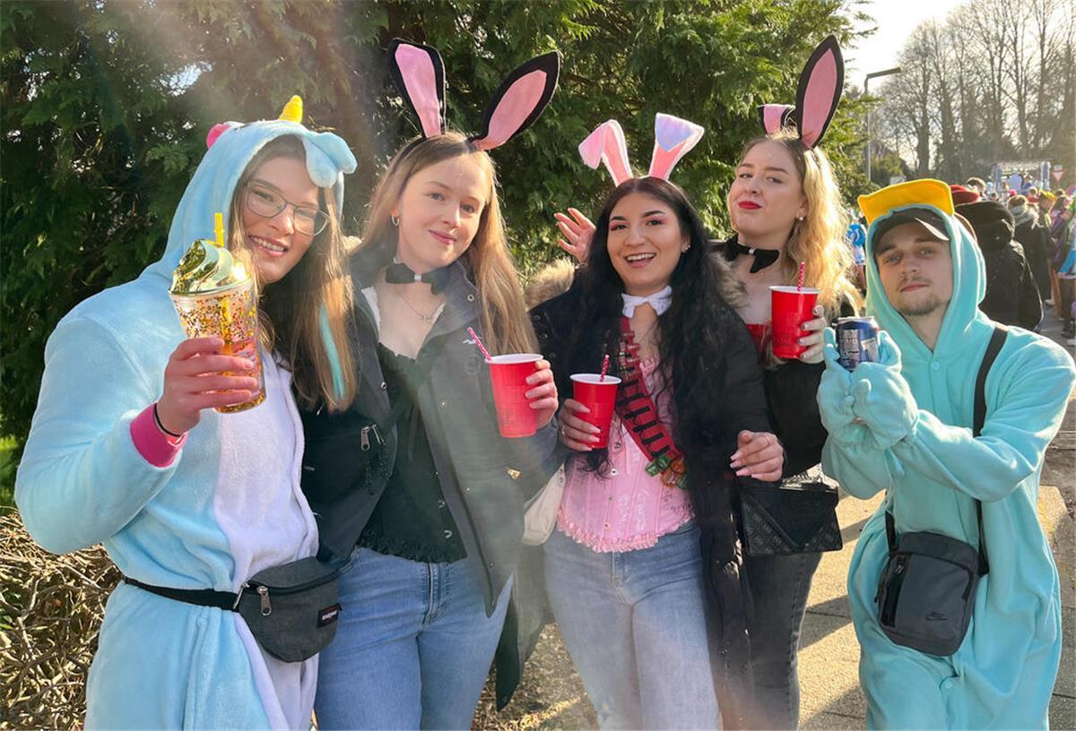 Ein Ort im Ausnahmezustand! So feiert Wehdel den Karneval Feiernde des Karnevals in Einhorn- und Hasenverkleidung schauen in die Kamera.