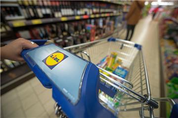 Ein Einkaufswagen rollt durch eine Lidl-Filiale. In Sittensen soll die Ansiedlung großer Einzelhandelsgeschäfte gesteuert werden. Mancher Ladeninhaber ist besorgt, dass auch ihn das einschränken könnte. 