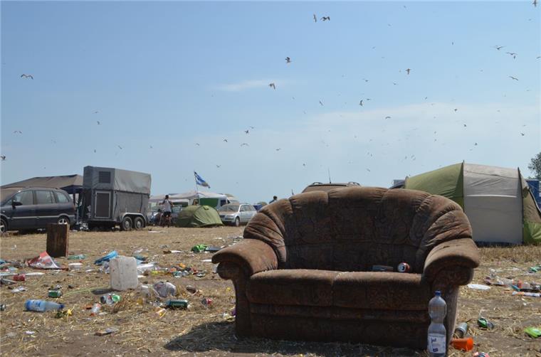 Deichbrand 2018: Eine ganze Menge Müll und Staub bleiben zurück Ein einsames Sofa, eine Menge Müll und ganz viele Möwen - so haben Festivalbesucher ihren Campingplatz auf dem Deichbrand zurückgelassen.