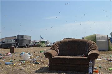 Ein einsames Sofa, eine Menge Müll und ganz viele Möwen - so haben Festivalbesucher ihren Campingplatz auf dem Deichbrand zurückgelassen.