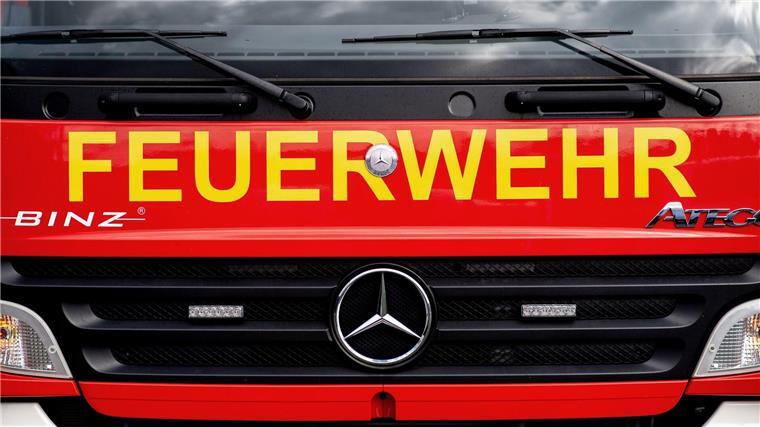 Scheunenbrand verursacht Schaden von rund 600.000 Euro Ein Einsatzfahrzeug der Feuerwehr steht auf einem Parkplatz.