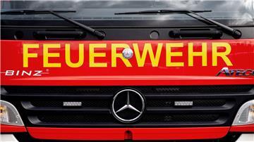 Ein Einsatzfahrzeug der Feuerwehr steht  auf einem Parkplatz.