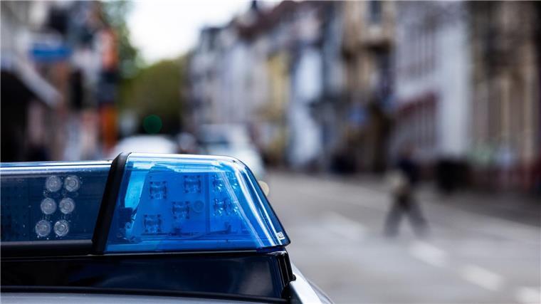 Polizei ermittelt gegen mutmaßliche Diebesgruppe Ein Einsatzfahrzeug der Polizei steht am Straßenrand.