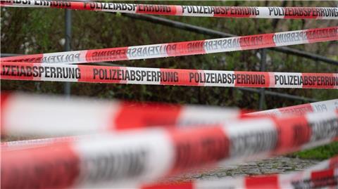 Ein Einsatzort der Polizei ist mit Flatterband abgesperrt.