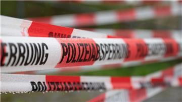 Ein Einsatzort der Polizei ist mit Flatterband abgesperrt.