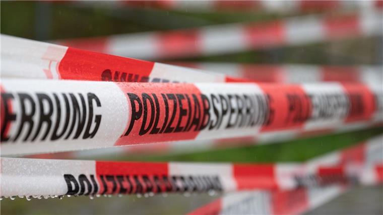 Ein Einsatzort der Polizei ist mit Flatterband abgesperrt.