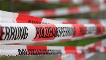 Ein Einsatzort der Polizei ist mit Flatterband abgesperrt.