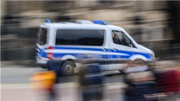 Ein Einsatzwagen der Polizei fährt durch eine Stadt.