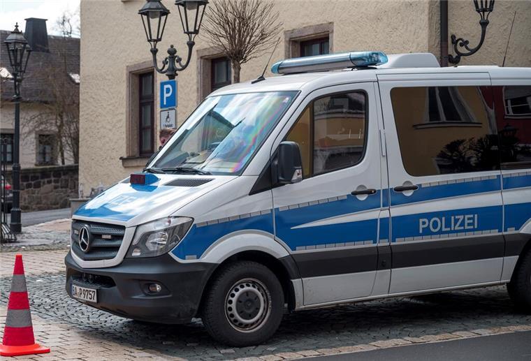 Ein Einsatzwagen der Polizei sperrt die Straße zu einem Kinder- und Jugendhilfezentrum ab