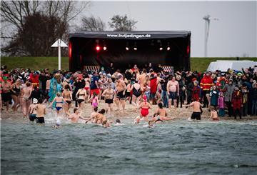 Ein eiskalter Start in das Jahr 2022 fällt für mutige Schwimmer in Niedersachsen wieder aus: Das Neujahrsbaden in der Nordsee ist auf den Ostfriesischen Inseln und an der Küste vielerorts wegen Corona abgesagt worden. 