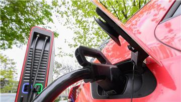 Ein Elektroauto lädt an einer Ladesäule.