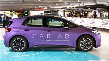 Ein Elektroauto von VW mit dem Aufdruck der Sparte „Cariad“.