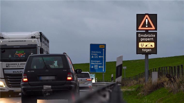 Ein elektronisches Verkehrsschild weist auf die Sperrung der Jann-Berghaus-Brücke über die Ems hin.