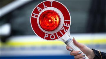 Ein Elfjähriger flüchtet in Bremerhaven mit einem Motorroller vor der Polizei - ohne Helm und mit einem 13-jährigen Mitfahrer. (Symbolbild) 