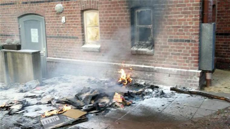 "Ungewollte Brandstiftung" in Land Hadeln: Elfjähriger zündet Container an Ein Elfjähriger hat zugegeben, einen Container in Neuhaus (Land Hadeln) angesteckt zu haben.