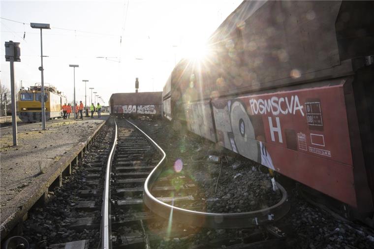Bremen: Entgleister Güterzug stört Bahnverkehr noch mehrere Tage Ein entgleister Güterzug behindert den Bahnverkehr zwischen Bremen und Delmenhorst.