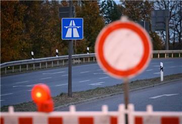 Der Hauptfahrstreifen zwischen den Anschlussstellen Hamburg-Volkspark und Hamburg-Bahrenfeld ist sofort gesperrt worden.