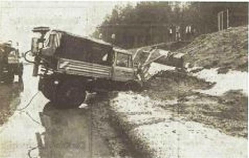 Ein Erdrutsch hatte an der Autobahn ein großes Loch in die Böschung zwischen Uth...