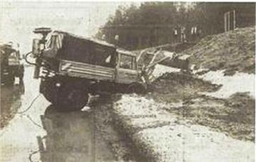 Ein Erdrutsch hatte an der Autobahn ein großes Loch in die Böschung zwischen Uth...
