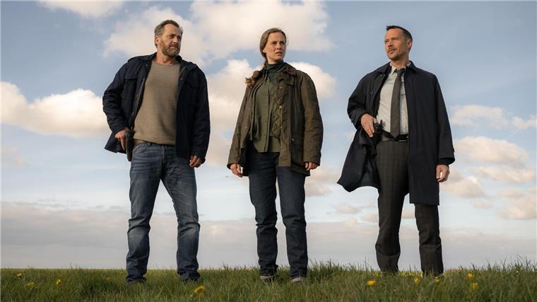 Kannibalismus an der Nordsee: Der neueste Ostfriesenkrimi Ein Ermittler-Team auf individuellen Abwegen (von links nach rechts): Frank Weller (Christian Erdmann), Ann Kathrin Klaasen (Picco von Groote) und Rupert (Barnaby Metschurat; Archivbild).