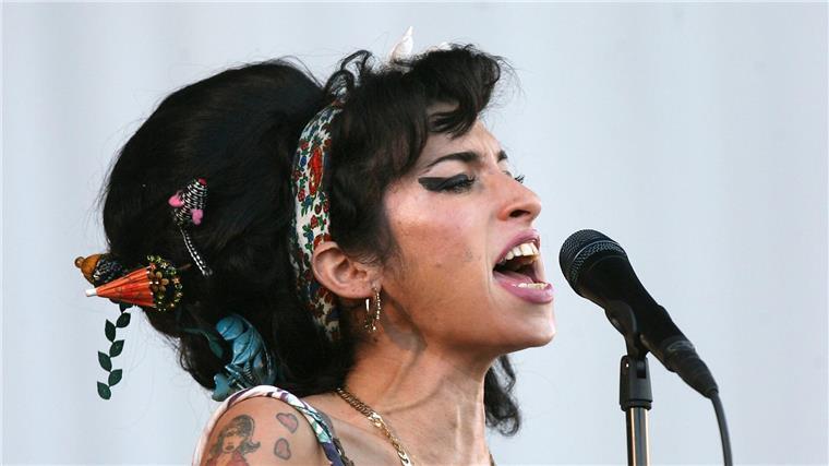 Biopic über Amy Winehouse - erster Trailer veröffentlicht Ein erster Trailer zum Biopic über die 2011 gestorbene Soul-Ikone Amy Winehouse wurde veröffentlicht. Nach dem Album-Titel „Back to Black“ benannt, handelt der Film von den Anfängen und Erfolgen der Grammy-Gewinnerin und von ihrem bewegten Privatleben.