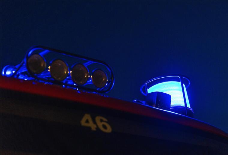 Ein Blaulicht leuchtet bei Nacht auf einem Feuerwehrauto.