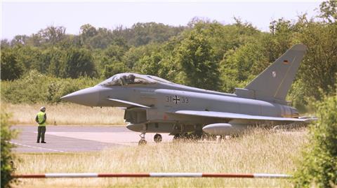 Ein Eurofighter Kampflugzeug der deutschen Luftwaffe rollt zur Startbahn.