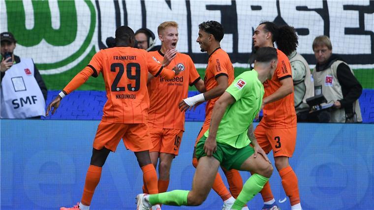 Doppelpack gegen Ex-Club: Frankfurts Topsturm schlägt zu Ein Ex-Wolfsburger trifft gegen den VfL: Frankfurts Omar Marmoush (M).