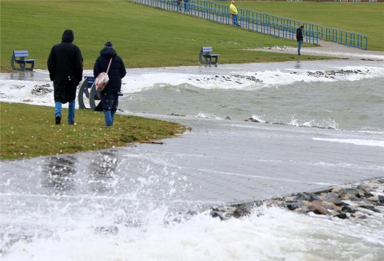 Spektakuläre Flut in Cuxhaven: Video zeigt das Ausmaß - und sorgt für Diskussionen Menschen laufen bei einer Sturmflut auf dem Deich.