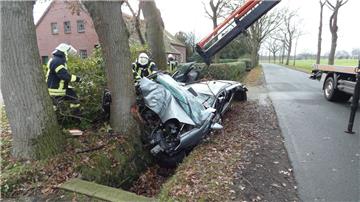 Ein Fahranfänger ist am Wochenende in Halsbeck mit seinem Fahrzeug ins Schleudern gekommen. Er krachte gegen einen Baum.