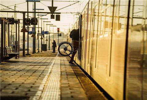 Ein Fahrgast steigt mit seinem Rad in eine Bahn (Symbolbild).